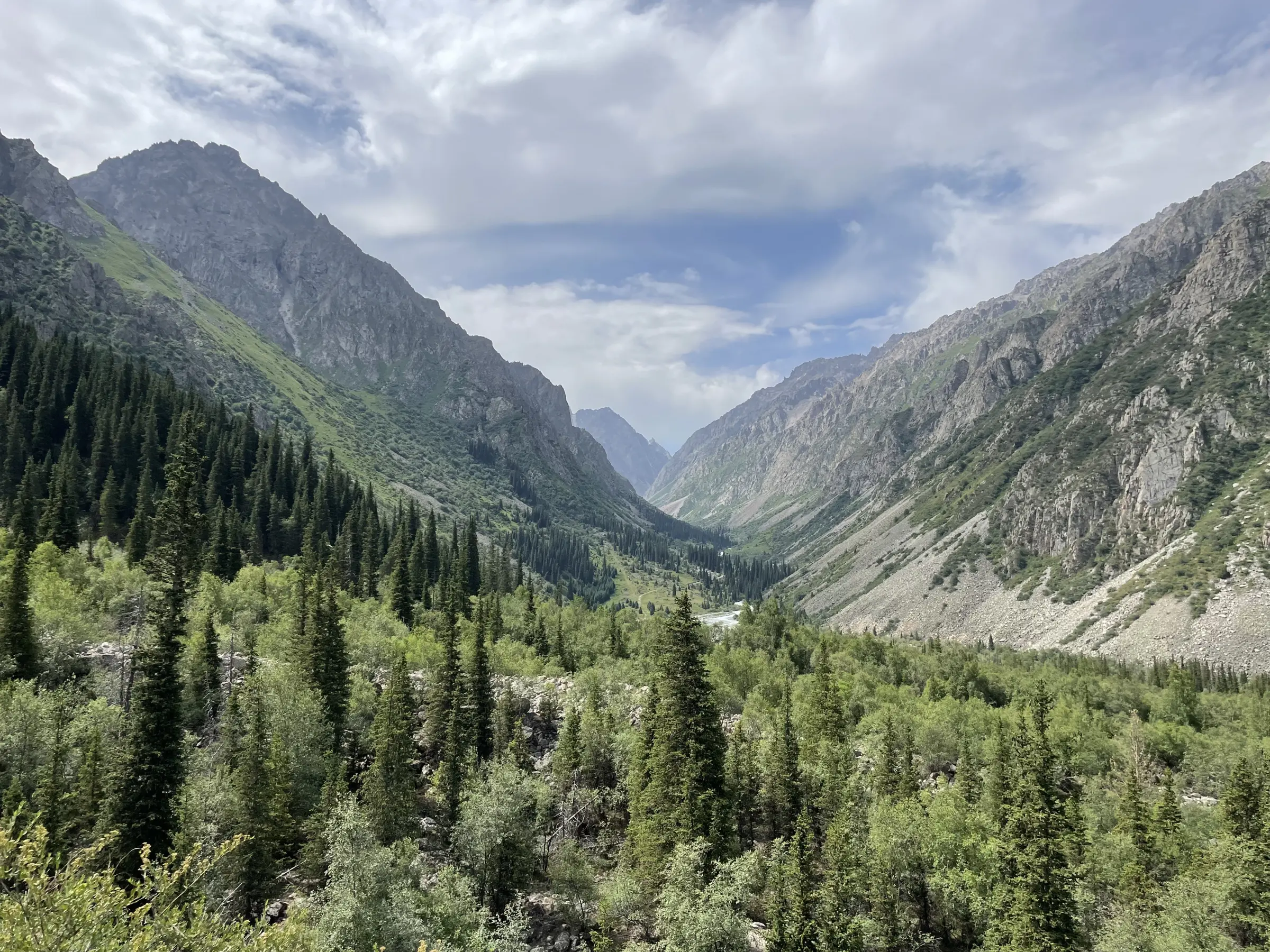 KYRGYZSTÁN - ZEMĚ NOMÁDŮ, ORLŮ A DRSNÉ PANENSKÉ PŘÍRODY