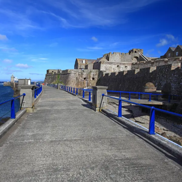 Cesta k hrad Cornet, ostrov Guernsey, VB