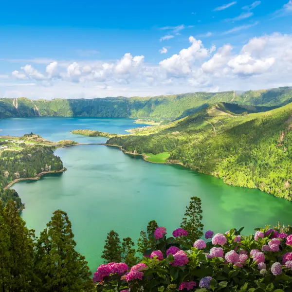 Dvě sousedící kráterová jezera Sete Cidades, Sao Miguel, Azorské ostrovy