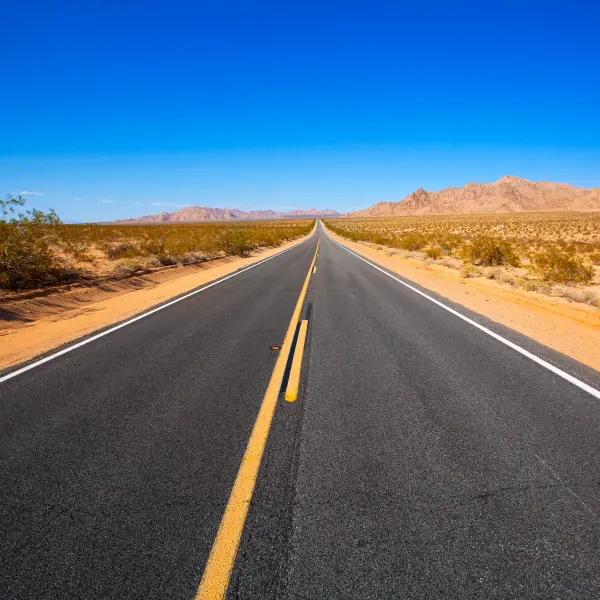 Route 66 v Mohavské poušti, Kalifornie, USA