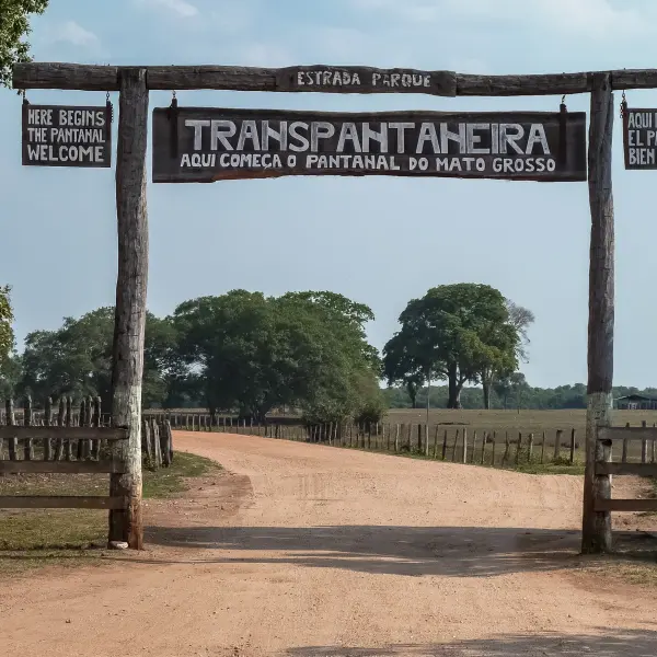 Vstupní brána na legendární silnici Transpantaneria, Brazílie