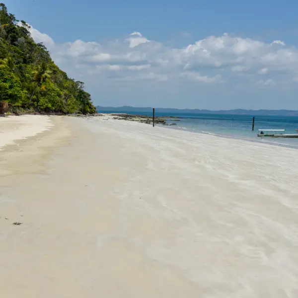 Bělostné pláže ostrova Frades, Brazílie