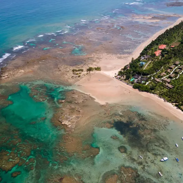 Pohled z výšky při příletu na ostrov Tinharé, Brazílie