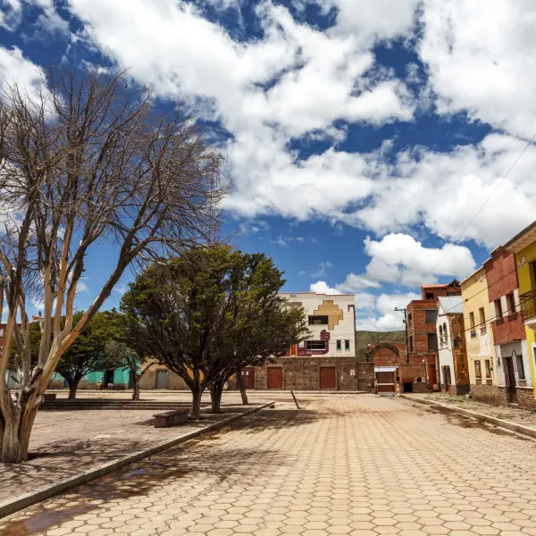 Barevné domky v centrum Tiwanaku, Bolívie