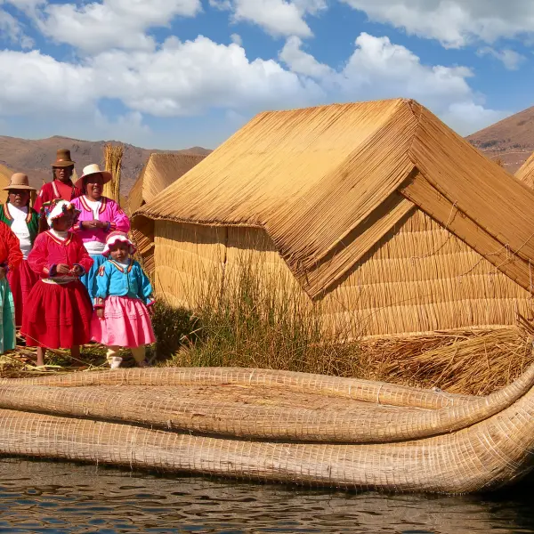 Místní obyvatelé u svých příbytků, Titicaca, Peru