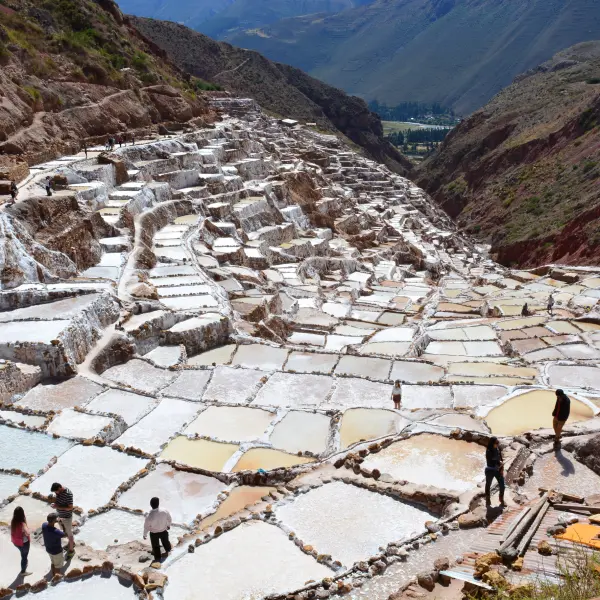 Solná jezírka ve skalách, Cuzco, Peru