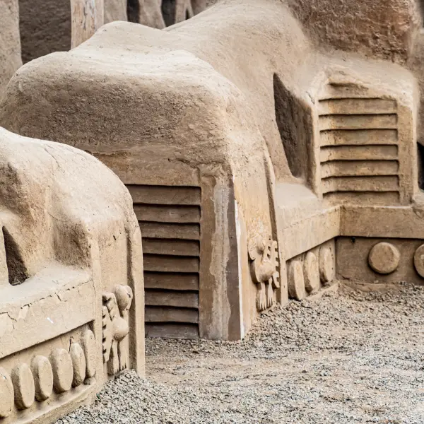 Město Chan-Chan postavené z nepálených cihel, Trujillo, Peru