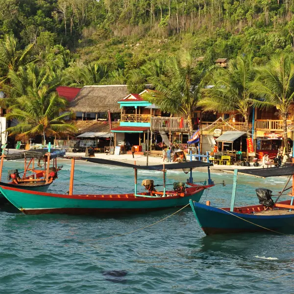 Rybářské lodě a vesnice Koh Rong, Kambodža