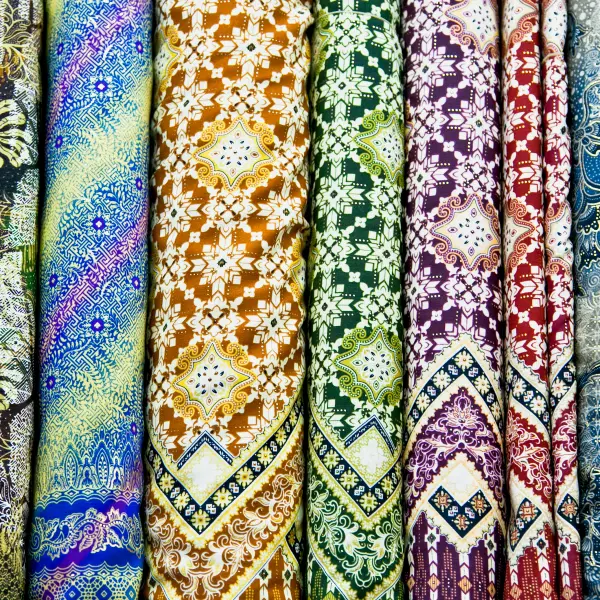 Barevný textil typický pro východní bazary, Yogyakarta, Indonésie