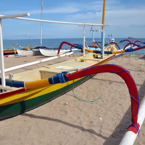 Rybářská loď na pláži, Sanur, Bali, Indonésie