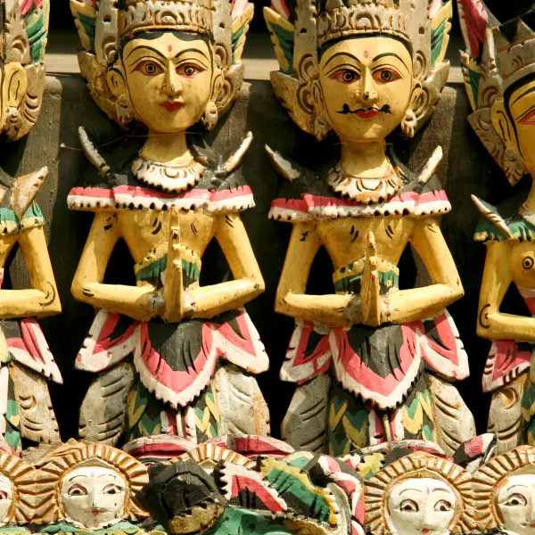 Ručně vyřezávané panenky, Ubud, Bali, Indonésie