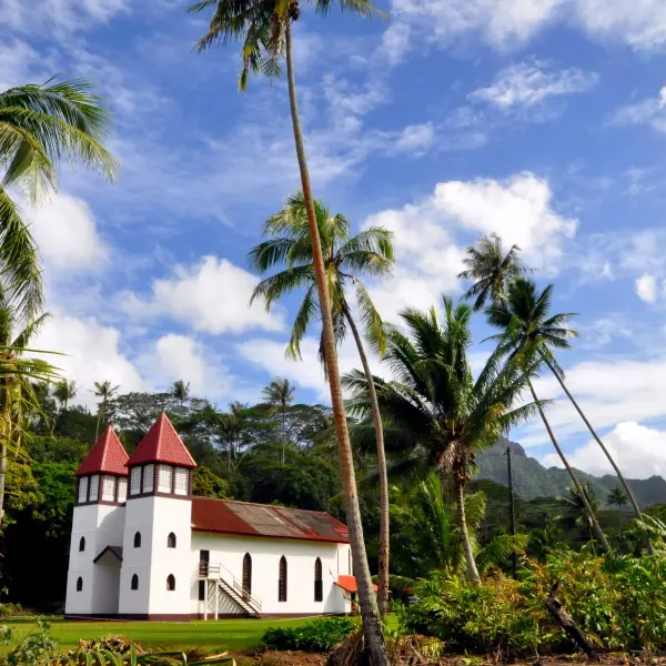 Nádherná panenská příroda s kostelem, Moorea, Francouzská Polynésie