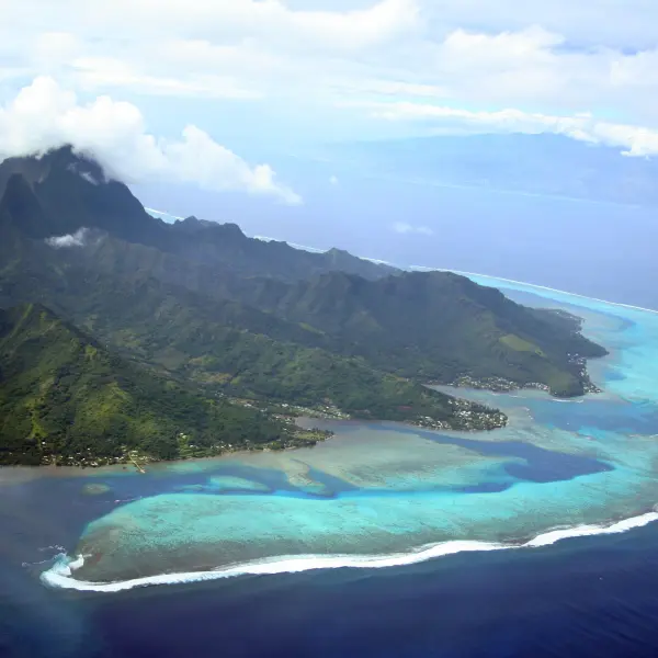 Pohled z výšky na ostrov Moorea, Francouzská Polynésie