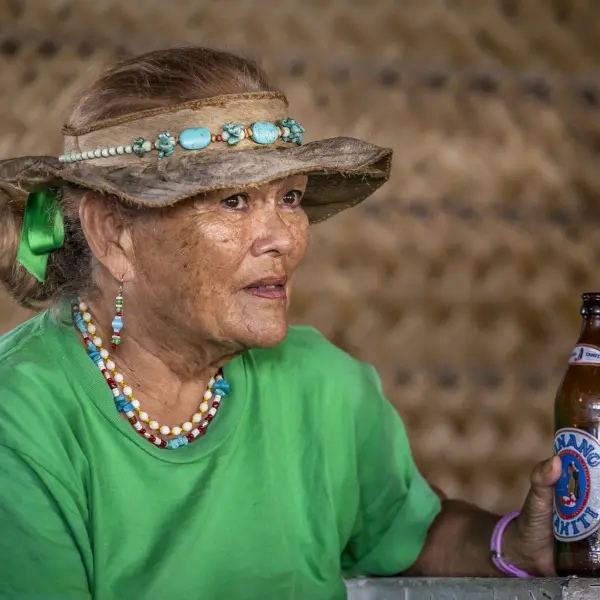 Polynésanka s místním pivem, Francouzská Polynésie