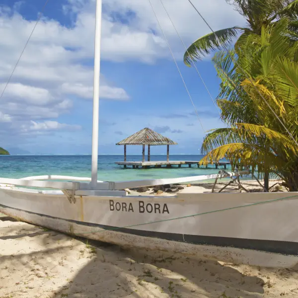 Tradiční loď na Bora Bora, Francouzská Polynésie