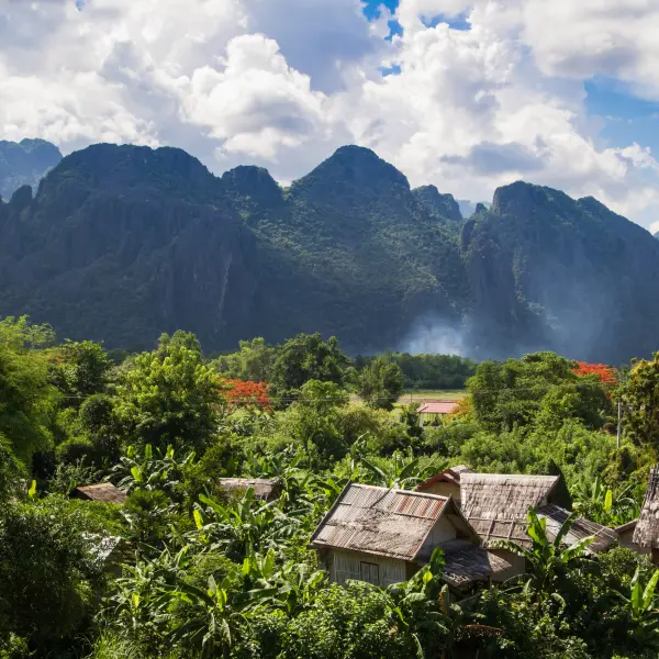 Vesnička Vang Vieng, zasazená do hor, Laos