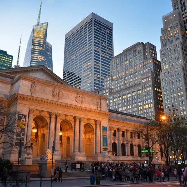 Newyorská veřejná knihovna v podvečer, New York City, USA