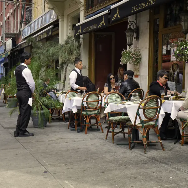 Odpočinek v místní kavárně, New York City, USA