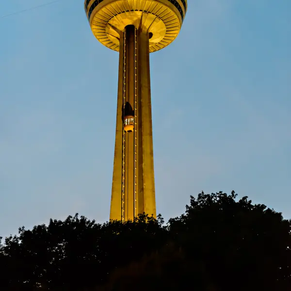 Vyhlídka na vodopády z věže Skylon, New York City, USA