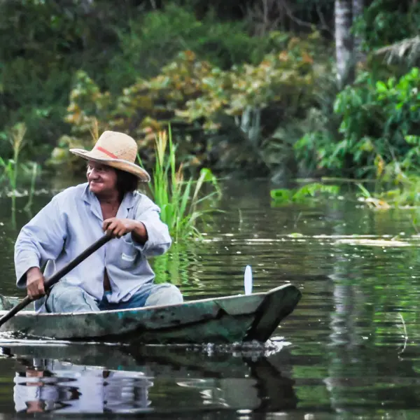 Místní rybář na lovu, Manaus, Brazílie