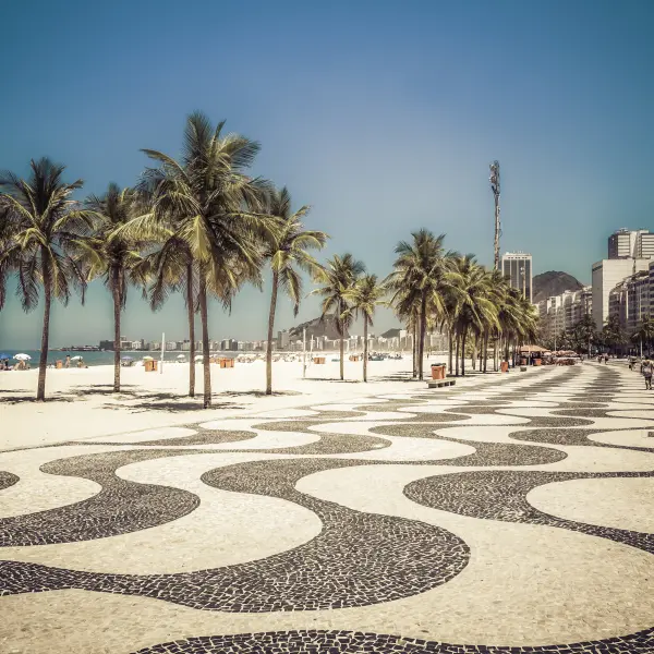Promenáda na pláži Copacabana, Rio de Janeiro, Brazílie