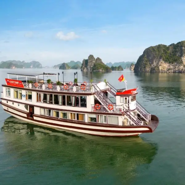 Loď pro plavbu v zátoce Halong, Vietnam