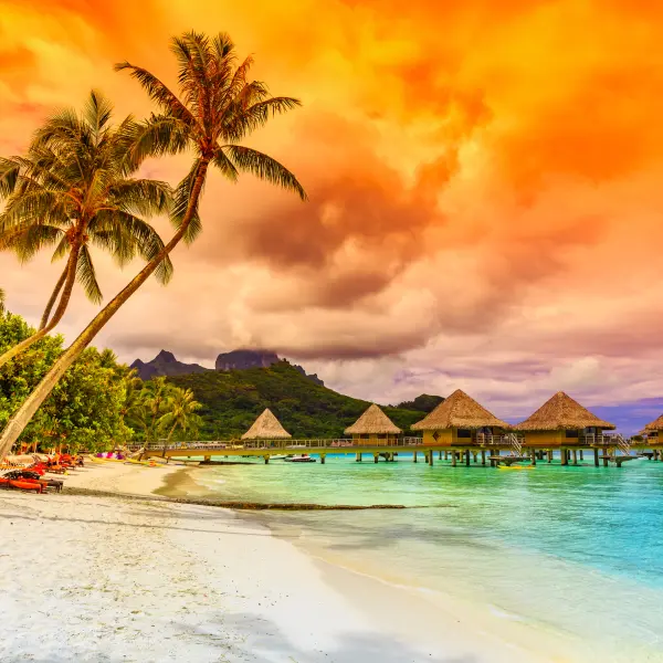 Pláž na Bora Bora při západu slunce, Bora Bora, Francouzská Polynésie