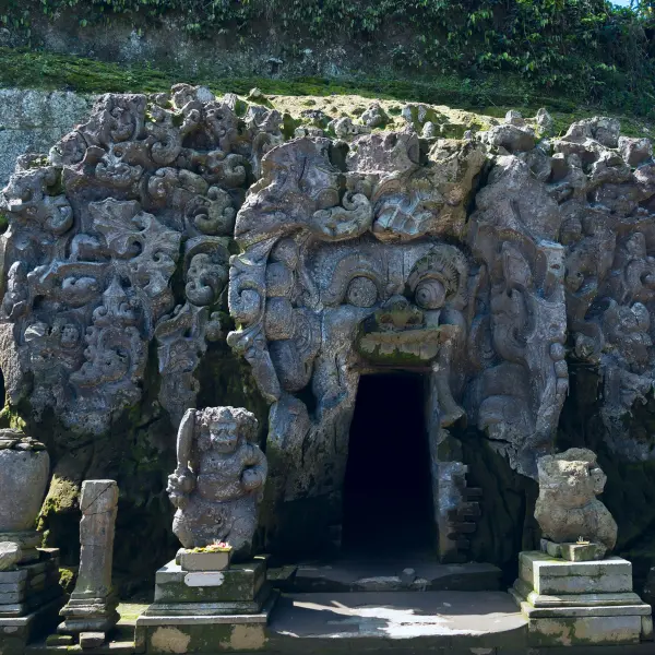 Starověký chrám Goa Gajah, Bali, Indonésie