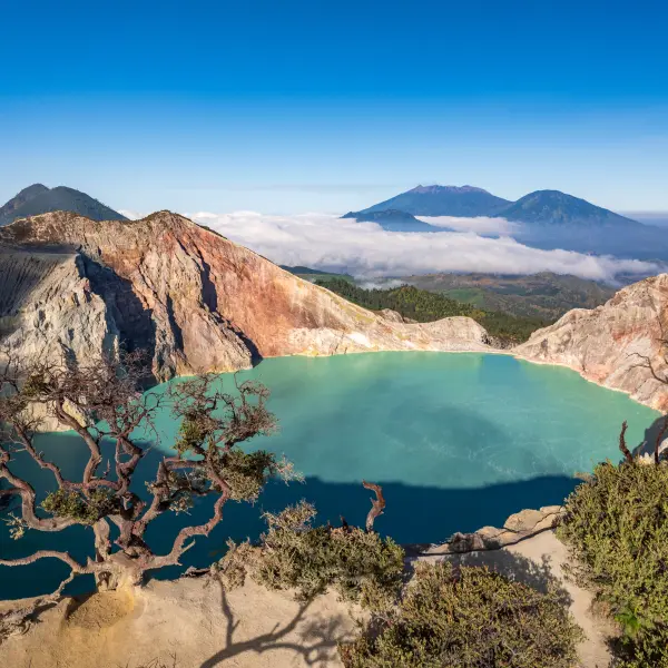 Výhled na sopečný kráter hory Kawah, Jáva, Indonésie
