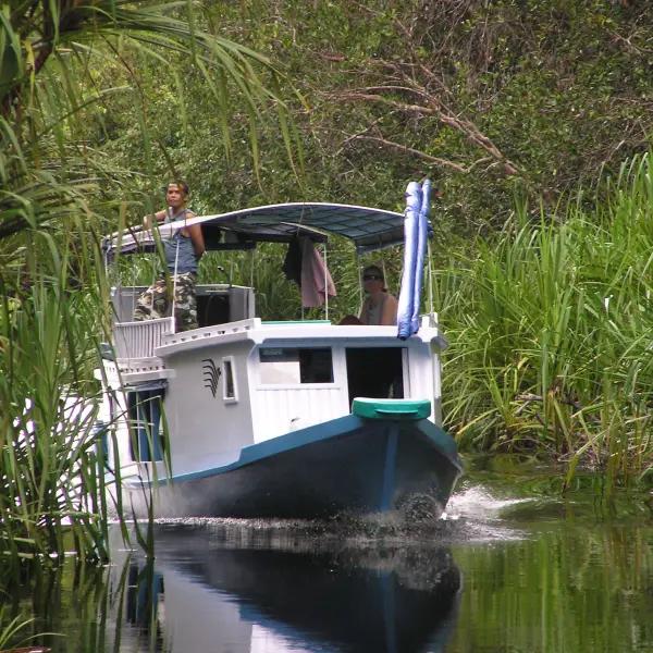 Loď klotok, národní park Tanjung Putting, Indonésie