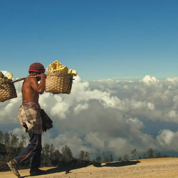 Krátek Ijen, muž nesoucí síru, Indonésie