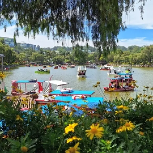 Loďky na jezeře Burnham parku, Baguio, Filipíny