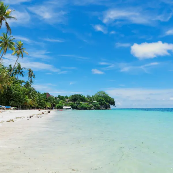 Pláž Alona na panenském ostrově Panglao, Filipíny
