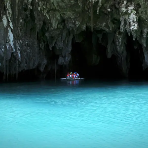 Výlet lodí podél vápencových útesů, Sabang, Filipíny