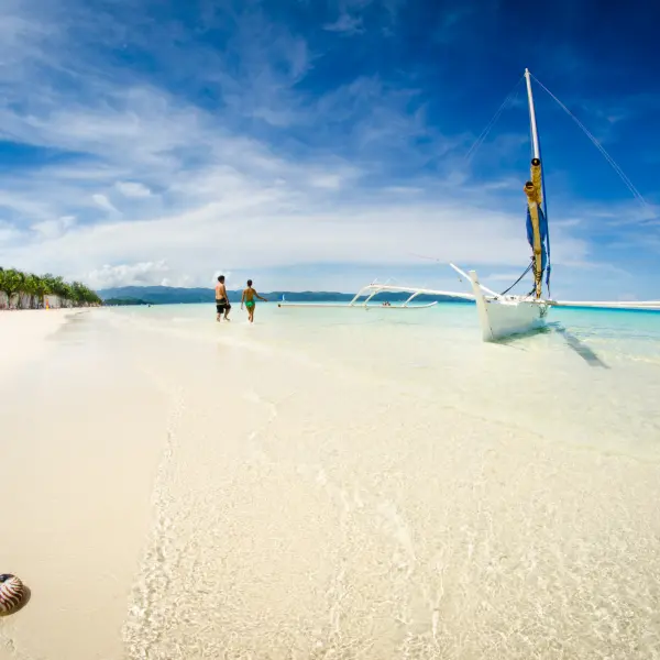 Pláž Boracay s tradiční lodí, Filipíny