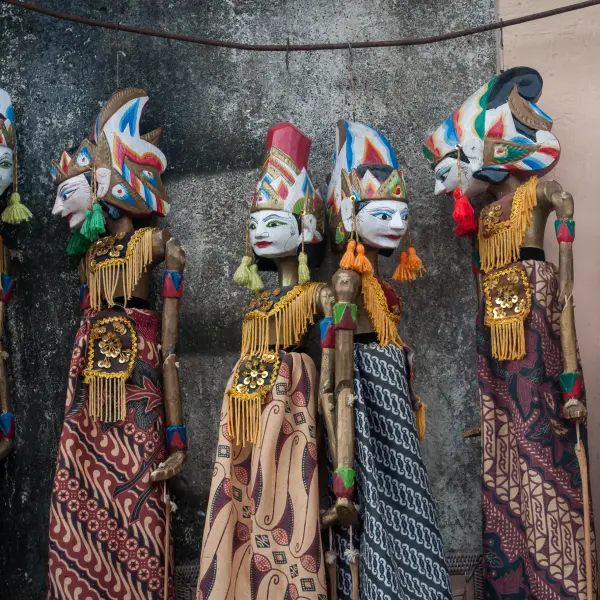 Dřevěné loutky ve vesnici Tenganan, Bali, Indonésie