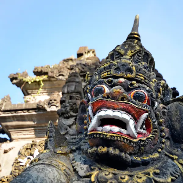 Děsivé masky u vstupu do Tanah Lot, Bali, Indonésie