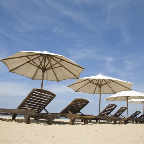 Lehátka na pláži Sanur, Bali, Indonésie