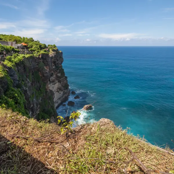 Nádherný útes v Uluwatu, Bali, Indonésie
