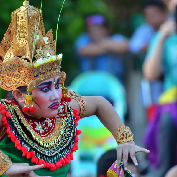 Tanec Kecak v chrámu Uluwatu, Bali, Indonésie