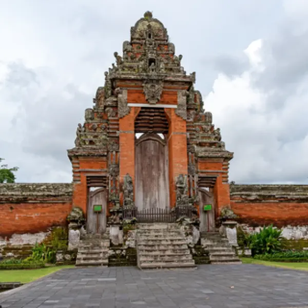 Vstupní brána do chrámu Taman Ayun, Bali, Indonésie