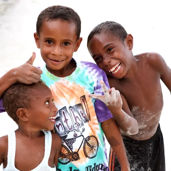 Místní mladíci, Raja Ampat, Indonésie