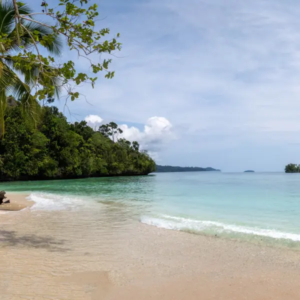 Pláž Yenanas, Kabui Bay, ostrov Gam, Raja Ampat, Indonésie