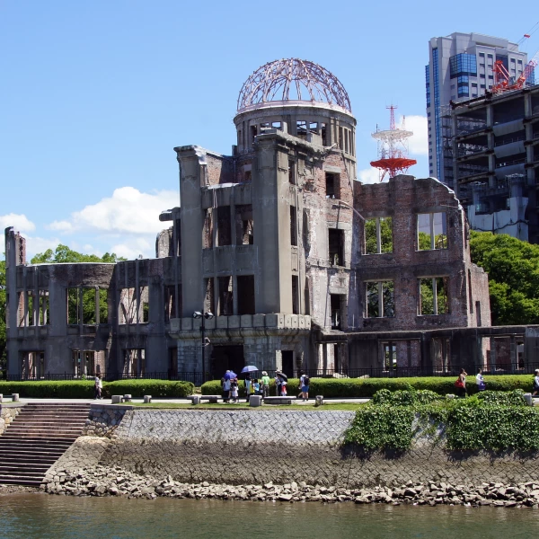 Skelet budovy po A-bombě v Mírovém parku, Hirošima, Japonsko
