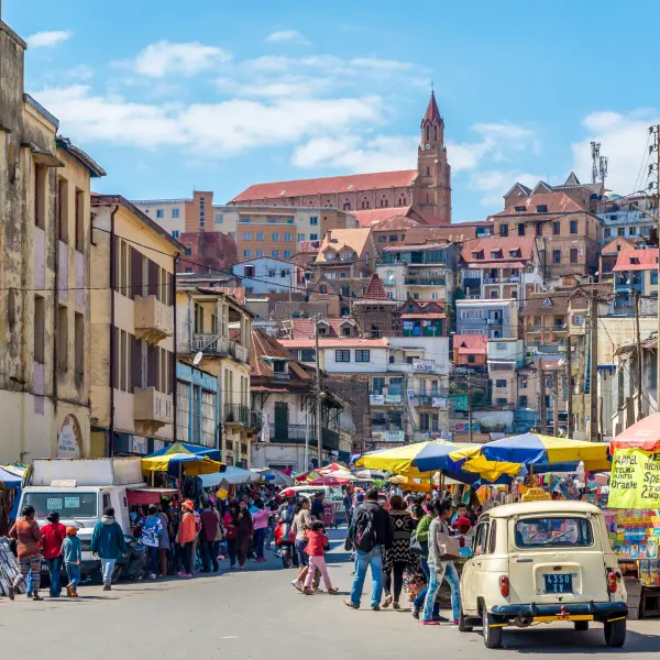 Místní ruch v ulicích Antananariva, Madagaskar
