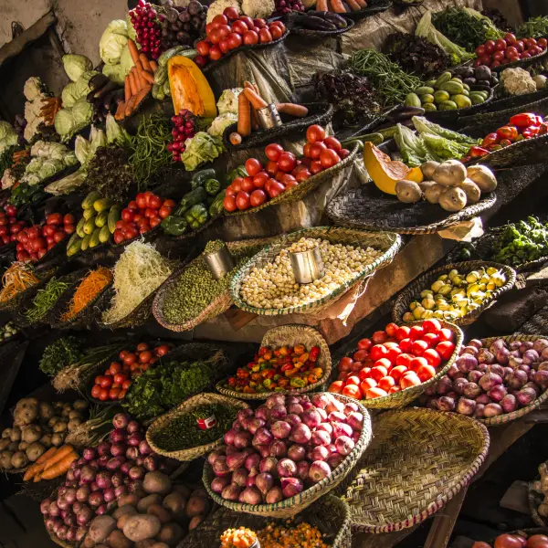 Místní trh plný ovoce a zeleniny, Madagaskar