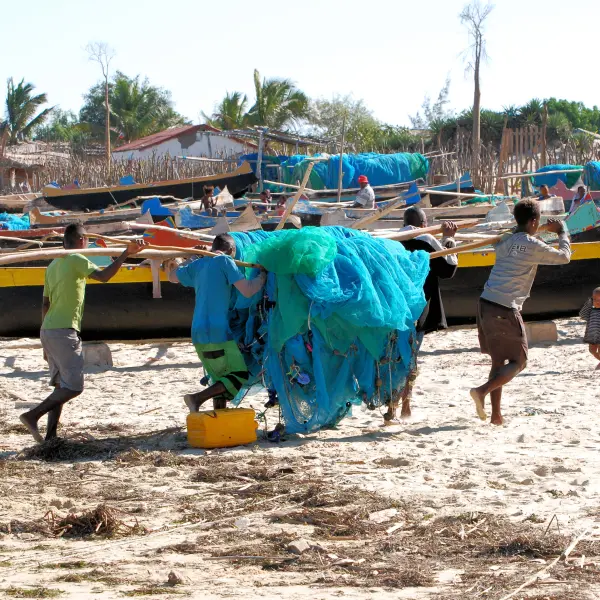 Pláž s rybáři a kánoemi, Madagaskar