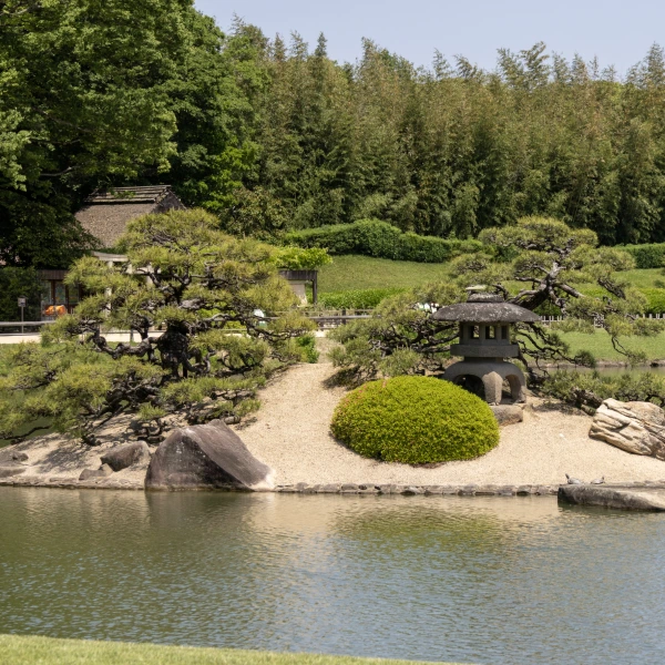 Slavná zahrada Korakuen, Okajama, Japonsko