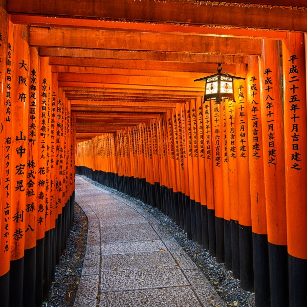 Magická svatyně tisíců torií - Fušimi Inari, Japonsko