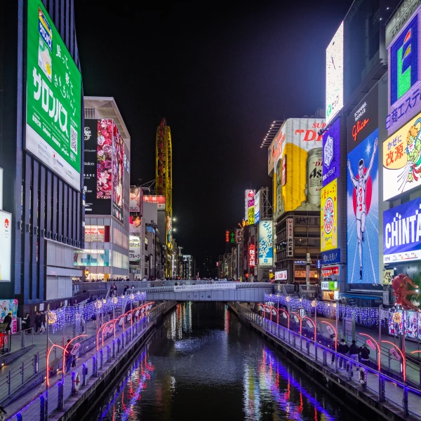 Noční pohled na vodní kanál Dótombori, Ósaka, Japonsko